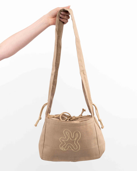 LIGHT BROWN // RUFFLE SHOPPER CROSSBODY