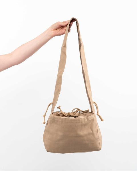 LIGHT BROWN // RUFFLE SHOPPER CROSSBODY