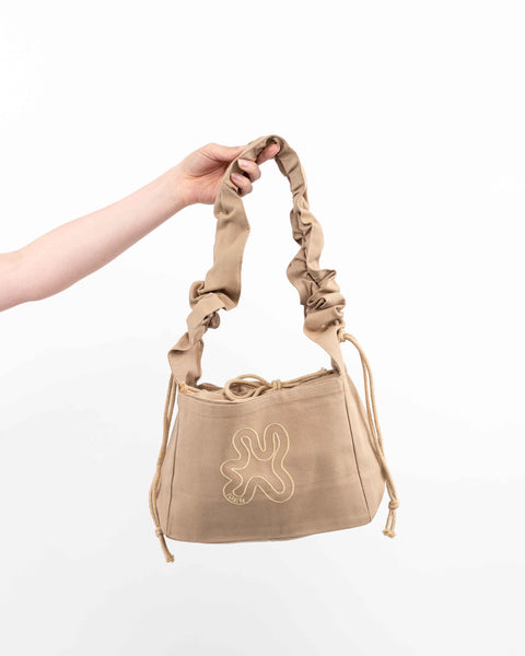 LIGHT BROWN // RUFFLE SHOPPER CROSSBODY