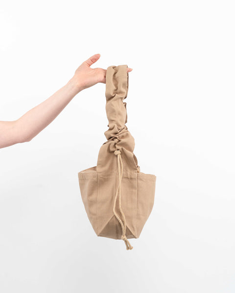 LIGHT BROWN // RUFFLE SHOPPER CROSSBODY