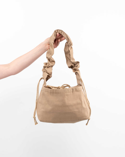 LIGHT BROWN // RUFFLE SHOPPER CROSSBODY