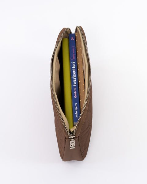 BOOK SWIRL SLEEVE // BROWN