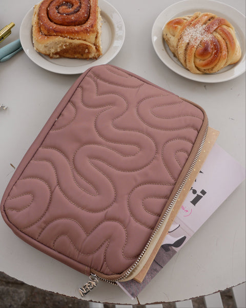 BOOK SWIRL SLEEVE // BROWN