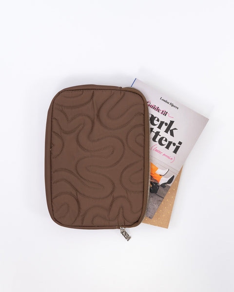 BOOK SWIRL SLEEVE // BROWN