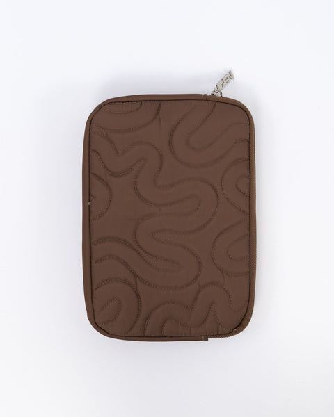 BOOK SWIRL SLEEVE // BROWN