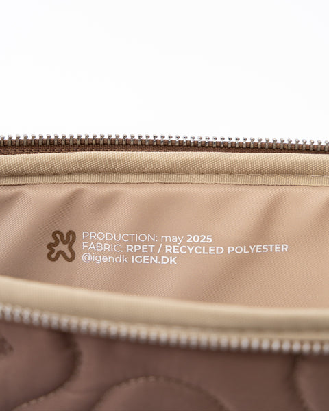 BOOK SWIRL SLEEVE // BROWN