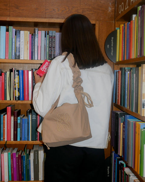 LIGHT BROWN // RUFFLE SHOPPER CROSSBODY