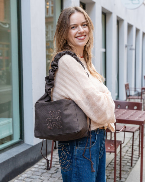 BROWN // RUFFLE MINI SHOPPER