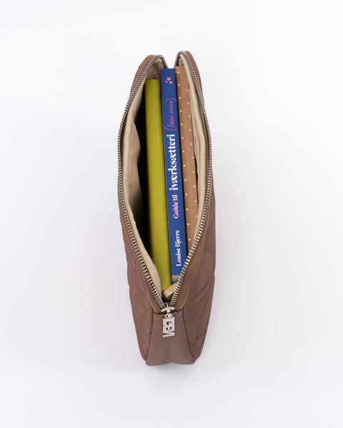 BOOK SWIRL SLEEVE // BROWN