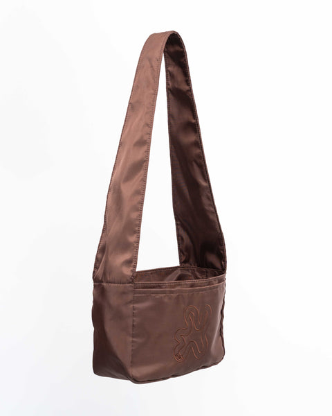 Brown Shield Crossbody Mini med long strop til at bæres crossbody.