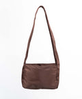 Brown Shield Crossbody Mini set bagfra. Den brune farve changere i lyset.  