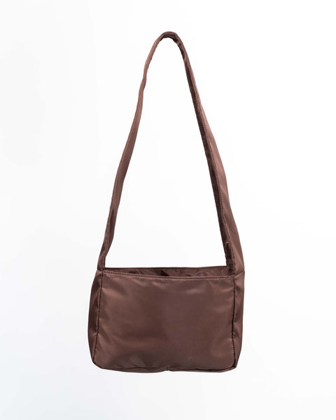 Brown Shield Crossbody Mini set bagfra. Den brune farve changere i lyset.  