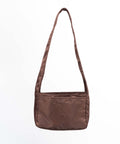 Brown Shield Crossbody Mini set forfra. Broderet IGEN logo i samme brune nuance.  