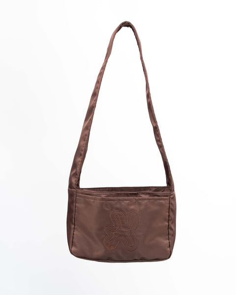 Brown Shield Crossbody Mini set forfra. Broderet IGEN logo i samme brune nuance.  