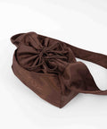 Brown Shield Crossbody Mini med snørelukning til at holde tasken kompakt. 