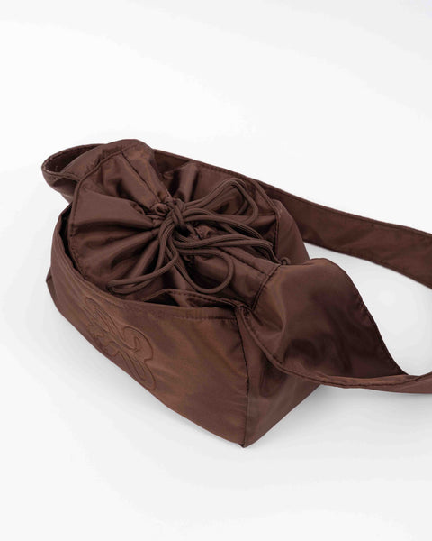 Brown Shield Crossbody Mini med snørelukning til at holde tasken kompakt. 
