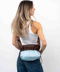 Brown Shield Crossbody mini shopper med vendbar funktion. Båret som crossbody. Shopper med to farver, Brown og Ice Blue
