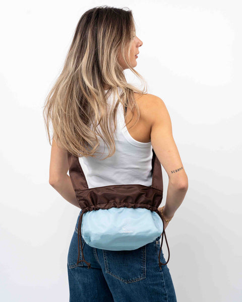 Brown Shield Crossbody mini shopper med vendbar funktion. Båret som crossbody. Shopper med to farver, Brown og Ice Blue