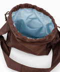 Brown Shield Crossbody mini shopperset indefra. Indvendig lomme til essentials. Vandafvisende materiale indvendigt og udvendigt.    