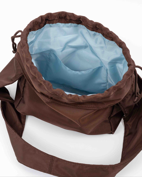 Brown Shield Crossbody mini shopperset indefra. Indvendig lomme til essentials. Vandafvisende materiale indvendigt og udvendigt.    