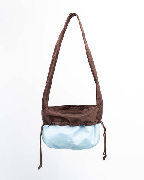 Brown Shield Crossbody mini shopper med vendbar funktion. Brown og Ice Blue