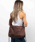 Brown_Shield_Midi båret som en crossbody shopper. Oplagt til hverdagen. 