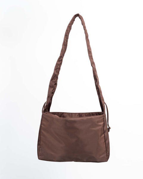 Brown Shield Midi shopper set bagfra. Enkel shopper med brun farve der changere i lyset.