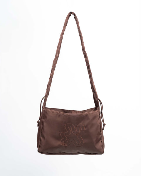 Brown Shield Midi med lang strop. Kan bæres crossbody eller som skuldertaske.