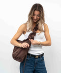 Brown_Shield_Midi shopper kan man selv justere rufflen og længden på stroppen. Bær den som crossbody eller skuldertaske.  