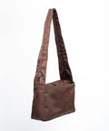 Brown Shield Midi shopper med justerbar strop. Kan bæres crossbody eller som skuldertaske.