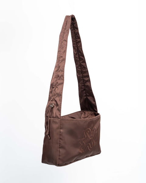 Brown Shield Midi shopper med justerbar strop. Kan bæres crossbody eller som skuldertaske.
