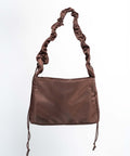 Brown_Shield_Midi set bagfra med ruffle strop. Shopperens brune farve changere i lyset. 