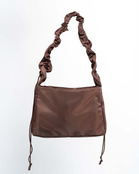 Brown_Shield_Midi set bagfra med ruffle strop. Shopperens brune farve changere i lyset. 
