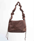 Brown Shield Midi shopper har en justerbar ruffle stop, som gør den kan bæres som crossbody eller som skuldertaske. 