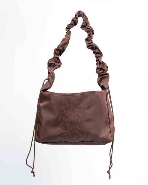 Brown Shield Midi shopper har en justerbar ruffle stop, som gør den kan bæres som crossbody eller som skuldertaske. 