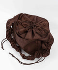 Brown Shield Midi shopper har snørelukning der holder ens ting samlet. 