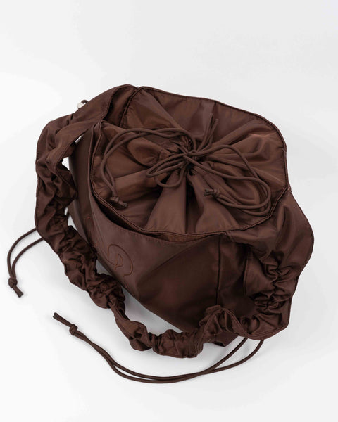 Brown Shield Midi shopper har snørelukning der holder ens ting samlet. 