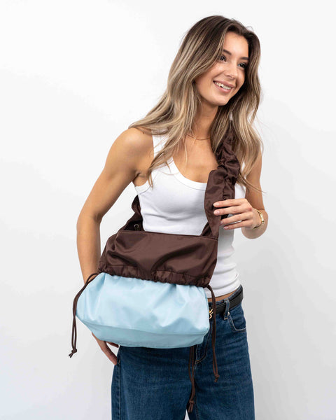 Brown_Shield_Midi med vendbar funktion. Båret som crossbody shopper, med ruffle strop. Brown og Ice Blue shopper. 
