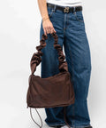 Brown_Shield_Midi med ruffle strop båret i hånden. En shopper til hverdagen. 
