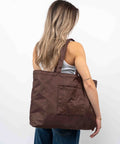 Brown Signature shopper båret som skuldertaske. En stor shopper til hverdagen.