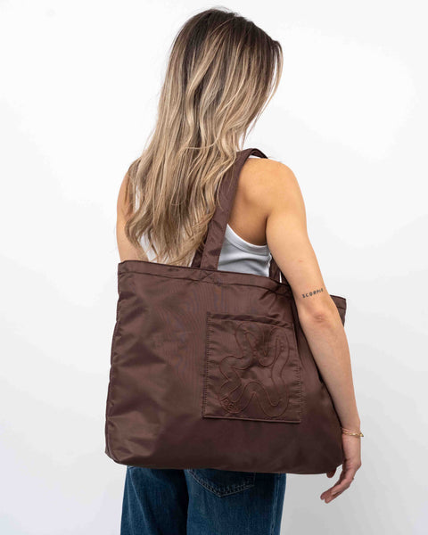 Brown Signature shopper båret som skuldertaske. En stor shopper til hverdagen.