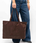 Brown Signature shopper er en stor shopper til hverdagen. Den brune farve changere i lyset.