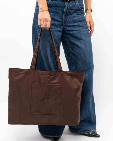Brown Signature shopper er en stor shopper til hverdagen. Den brune farve changere i lyset.