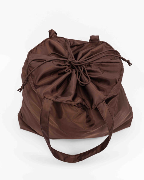 Brown Signature shopper med snørelukning. Lukning holder ens ting på plads 