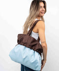 Brown Signature shopper båret med vendbar funktion og som skuldertaske. Brown og Ice Blue shopper.