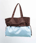 Brown Signature shopper vendbar funktion. En Ice Blue shopper. 