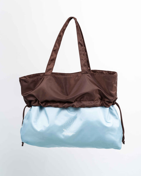 Brown Signature shopper vendbar funktion. En Ice Blue shopper. 