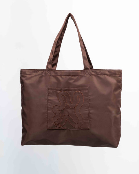 Brown Signature shopper, med broderet IGEN swirl i samme brune nuance. Stor shopper. 