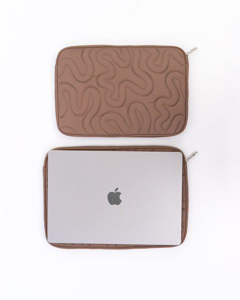 COMPUTER SWIRL SLEEVE // BROWN