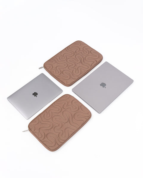 COMPUTER SWIRL SLEEVE // BROWN